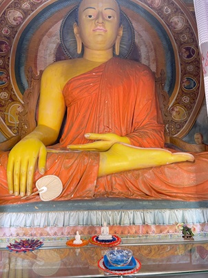 Ein Buddha in einem "Alltags-Tempel"